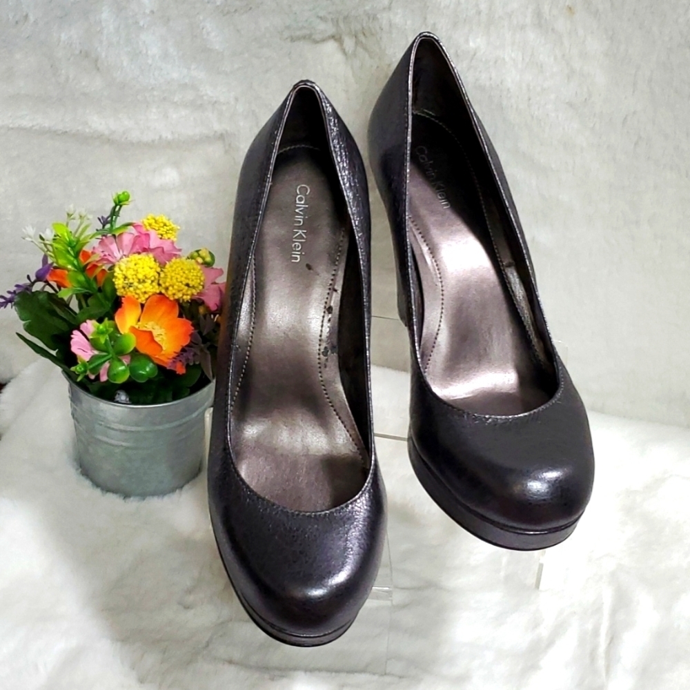 CALVIN KLEIN Scarlet Crinkle Metallic Graphite Pump
